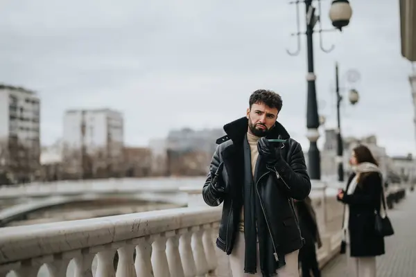 Sebevědomý Muž Podnikatel Oblečený Zimním Kabátě Zapojuje Vážné Telefonní Konverzace Royalty Free Stock Obrázky