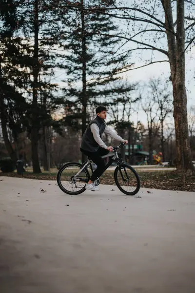 Jovem Ciclista Adolescente Toma Passeio Lazer Através Parque Tranquilo Enquanto Fotografia De Stock