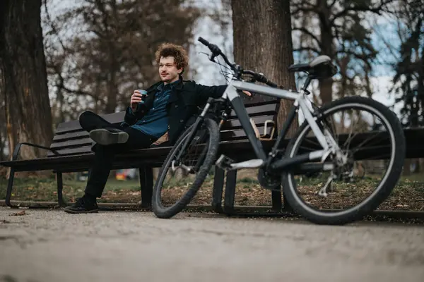 Genç Bir Girişimci Huzur Parkında Bisikletinin Yanındaki Bankta Kahve Molası Telifsiz Stok Imajlar