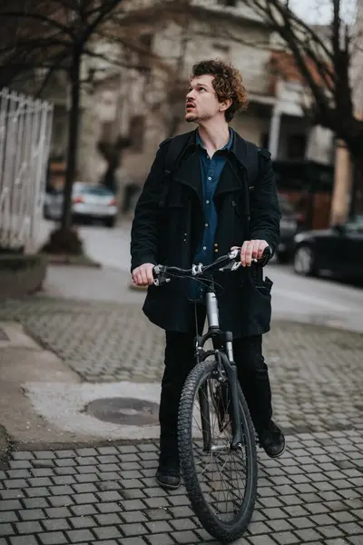 Pensativo Joven Profesional Pie Con Bicicleta Aire Libre Mirando Distancia — Foto de Stock
