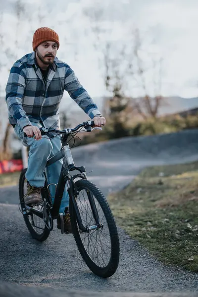 Joven Con Atuendo Casual Está Paseando Tranquilamente Bicicleta Por Pintoresco — Foto de Stock