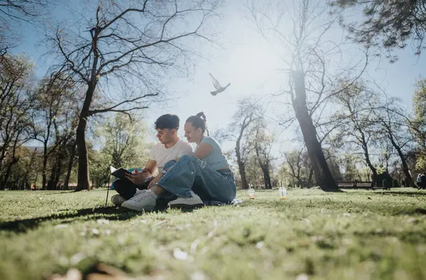 Lise Öğrencisi Kampüs Parkındaki Bir Projede Birlikte Okuyorlar — Stok fotoğraf