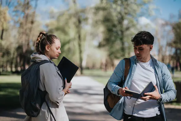 Jóvenes Estudiantes Participan Una Conversación Post Examen Aire Libre Rodeado — Foto de Stock