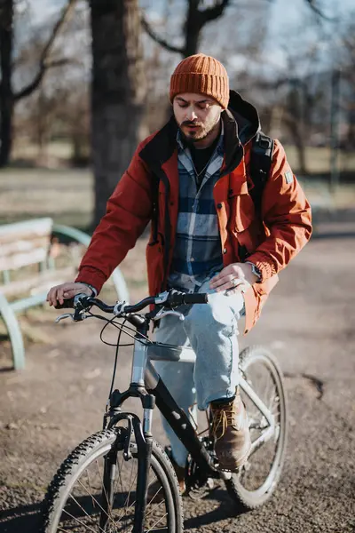 Adulto Joven Enfocado Que Lleva Gorro Una Chaqueta Bicicletas Tranquilamente — Foto de Stock