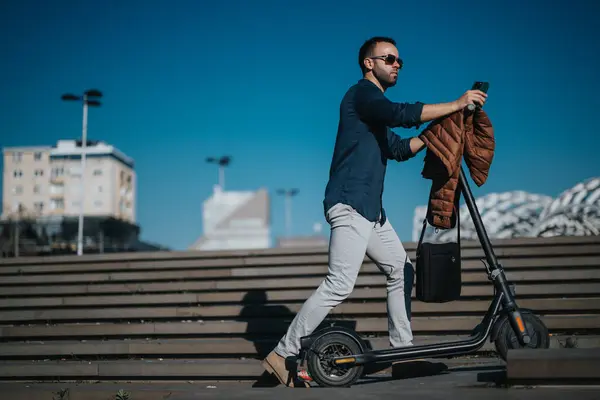 Hombre Negocios Moderno Monta Scooter Eléctrico Aire Libre Mostrando Viaje — Foto de Stock