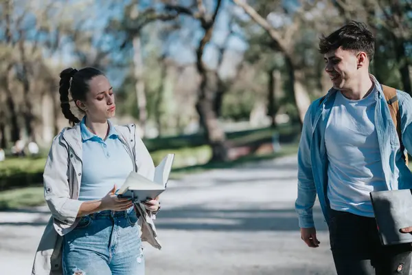 Dos Estudiantes Escuela Caminando Hablando Uno Sosteniendo Libro Hermoso Día — Foto de Stock