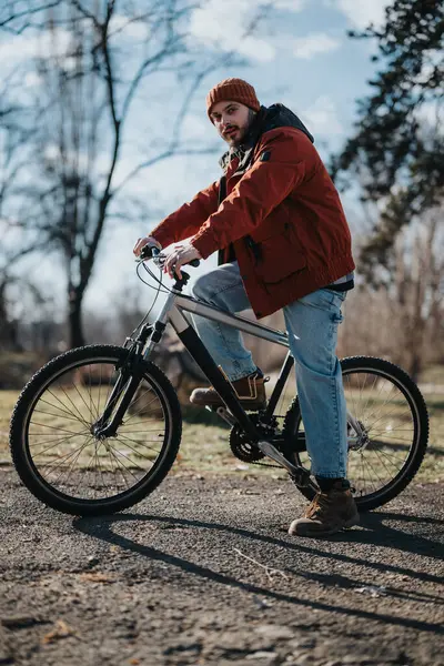 Hombre Hipster Relajado Dando Paseo Bicicleta Entorno Parque Aire Libre — Foto de Stock