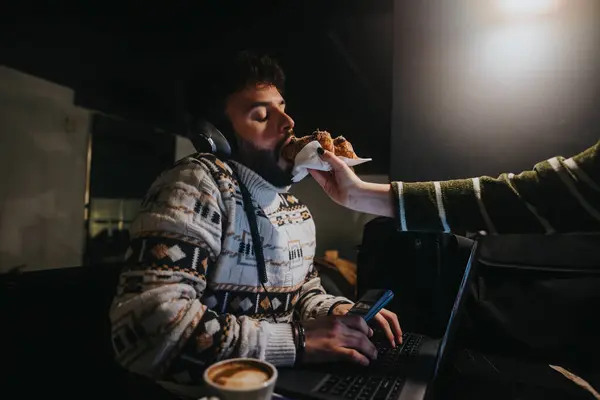 Dedicated Man Multitasking Dimly Lit Office Space Eating Snack One — Stock Photo, Image