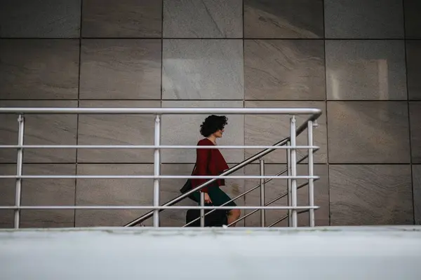 Professional Determined Businesswoman Stylish Attire Ascending Steps Contemporary Building — Stock Photo, Image