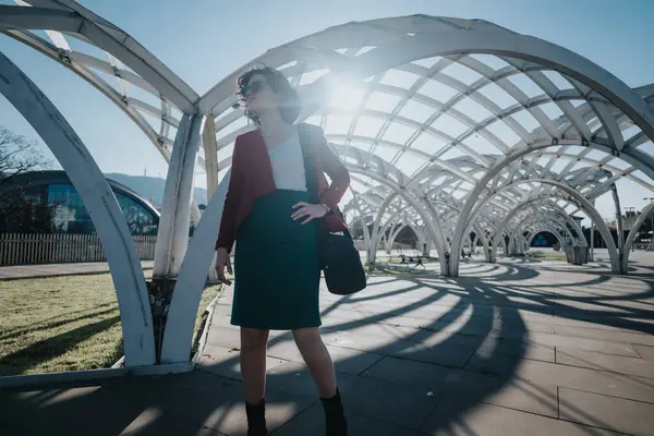 Dobře Oblečená Podnikatelka Elegantních Šatech Sebevědomě Prochází Moderním Městském Parku Stock Obrázky