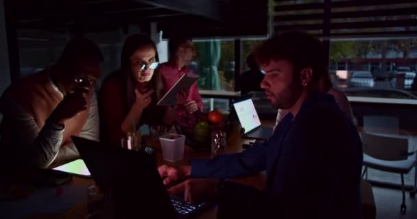 Team Multietnico Professionisti Del Business Concentra Progetto Durante Ore Notturne — Video Stock
