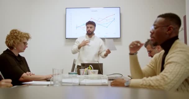 Ett Kontorsmöte Deltar Grupp Affärskollegor Diskussion Tillväxtdiagram Och Data Där — Stockvideo