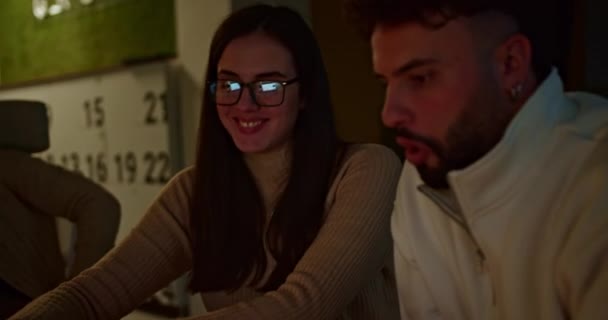 Gece Geç Saatlerde Bir Proje Üzerinde Çalışan Odaklanmış Arkadaşları Ofis — Stok video