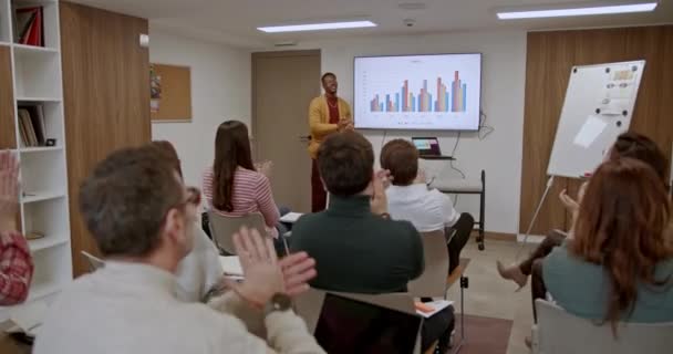 Medarbetare Klappar Entusiastiskt Händer Applåderar Ett Seminarium Med Fokus Affärsutveckling — Stockvideo