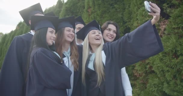 Célébrant Succès Dans Parc Divers Diplômés Portent Casquettes Robes Partagent — Video