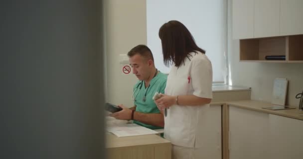 Erfahrene Ärzte Männer Und Frauen Diskutieren Der Klinik Über Unbefriedigende — Stockvideo