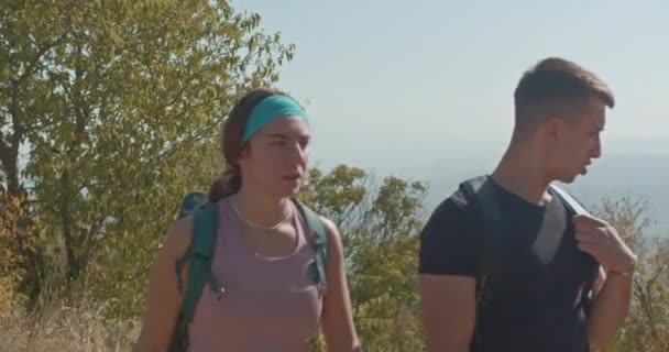 Пішохідна Пара Насолоджується Скелелазінням Горах Сонячний День Вони Йдуть Вершину — стокове відео