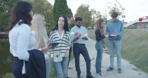 Univerzitní Studenti Scházejí Parku Zapojují Konverzace Užívají Přestávku Vyučování Obklopeni — Stock video