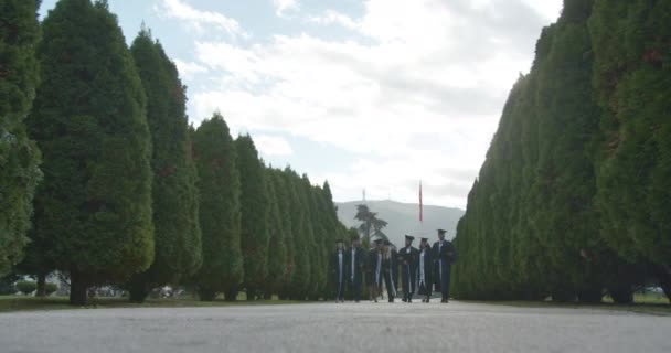 Los Estudiantes Universitarios Trajes Gorras Graduación Celebran Logro Aire Libre — Vídeos de Stock