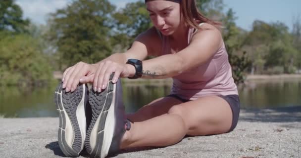 Vrouwelijke Fitness Liefhebber Doet Een Zittend Been Stretch Voor Een — Stockvideo