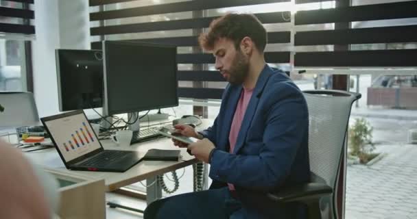 Engagerad Ett Telefonsamtal Snurrar Manlig Arbetare Sin Stol Vid Skrivbordet — Stockvideo