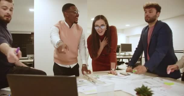 Heyecanlı Meslektaşlarından Oluşan Çok Irklı Bir Grup Yaratıcı Ofis Ortamında — Stok video
