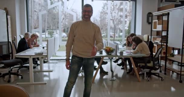 Çağdaş Bir Ofis Alanında Üst Düzey Bir Işadamı Güvenle Ayakta — Stok video