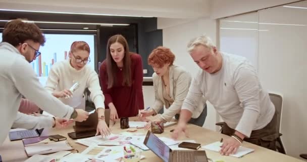 Ett Team Generationsöverskridande Medarbetare Brainstormar Och Strategiserar Ett Affärsmöte Och — Stockvideo