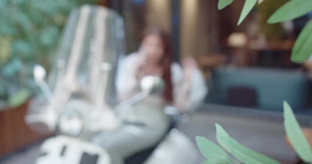 Впевнена Бізнес Леді Скутері Обговорюючи Роботу Телефону Привабливий Середній Підприємець — стокове відео