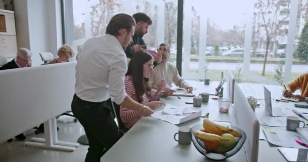 Einem Modernen Büroumfeld Beschäftigt Sich Ein Multiethnisches Geschäftsteam Aus Mitarbeitern — Stockvideo