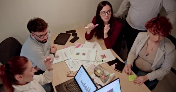 Μια Δημιουργική Επιχειρηματική Ομάδα Συγκεντρώνεται Ένα Σύγχρονο Τραπέζι Γραφείου Συνεργαζόμενη — Αρχείο Βίντεο