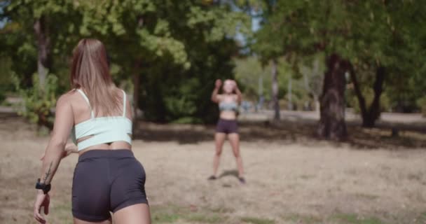 Deux Femmes Athlétiques Profitent Jeu Ludique Attraper Balle Dans Parc — Video
