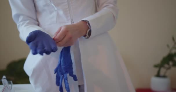 医者は手袋をかけ 患者の検査の準備をする — ストック動画