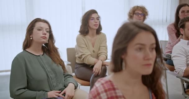 Bir Grup Çalışanı Modern Bir Ofiste Bir Takım Seminerine Katılarak — Stok video