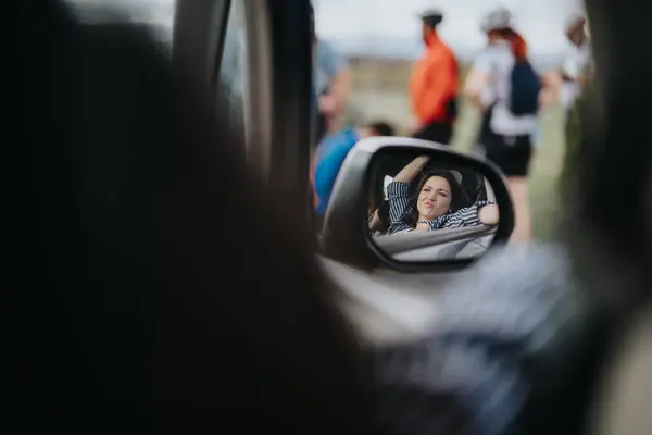 Arabanın Camından Çekilen Resim Yan Aynada Gülümseyen Neşeli Genç Bir — Stok fotoğraf