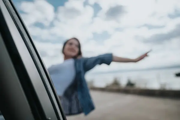 Ujęcie Radosnej Młodej Kobiety Wyciągającej Rękę Przez Okno Samochodu Czującej — Zdjęcie stockowe