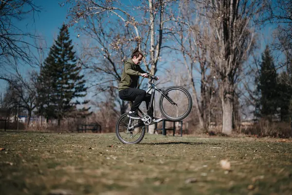 Dynamic Scene Young Man Effortlessly Performing Wheelie His Bicycle Beautifully — Stock Photo, Image