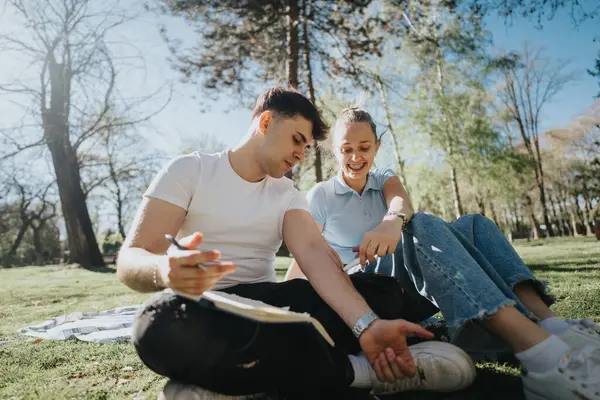 Twee Middelbare Scholieren Zitten Het Gras Studeren Samen Bespreken Huiswerk — Stockfoto