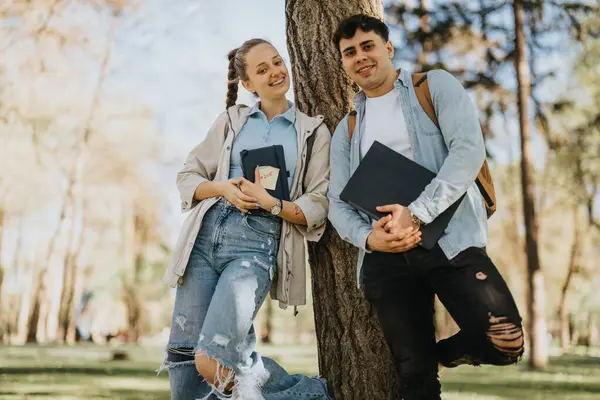 Twee Jonge Studenten Vrienden Ontspannen Buiten Leunend Tegen Een Boom — Stockfoto