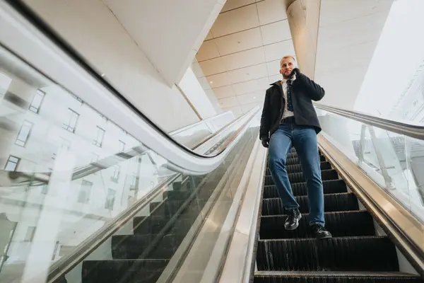 Profesyonel Erkek Kıyafetleri Içinde Yürüyen Merdivende Cep Telefonuyla Çağdaş Bir Stok Resim