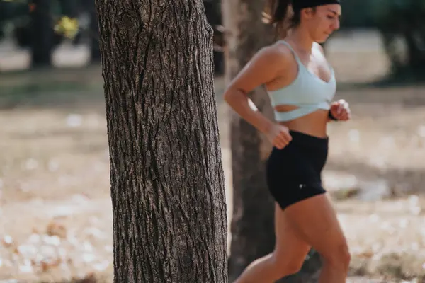 Mujer Deportiva Corriendo Parque Día Soleado Concéntrate Árbol Copiar Espacio Imágenes De Stock Sin Royalties Gratis