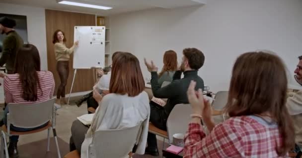 Ein Dynamisches Team Von Mitarbeitern Nimmt Einem Büro Meeting Training — Stockvideo