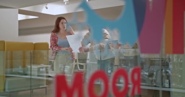 Generációk Közötti Üzleti Kollégák Vitatják Meg Projektstratégiát Miközben Egy Modern — Stock videók