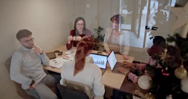 Geschäftspartner Diskutieren Während Der Festtage Einem Modernen Büro Über Projektkosten Stock-Filmmaterial