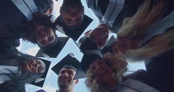 Μια Χαρούμενη Πολυπολιτισμική Ομάδα Αποφοίτων Ντυμένοι Καπέλα Και Φορέματα Μοιράζονται Βίντεο Κλιπ