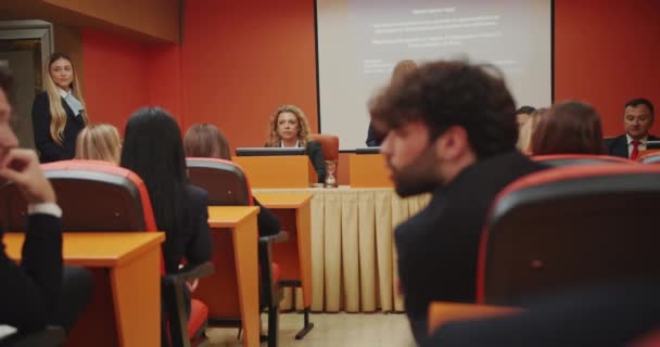 Grupa Studentów Profesorów Zbiera Się Egzaminie Dyplomowym Wydziale Atmosfera Jest — Wideo stockowe