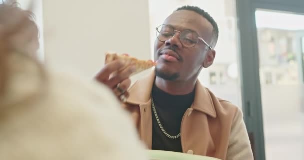 Tijdens Een Ontspannen Lunchpauze Binnen Eten Mannelijke Zakenmedewerkers Pizza Met — Stockvideo