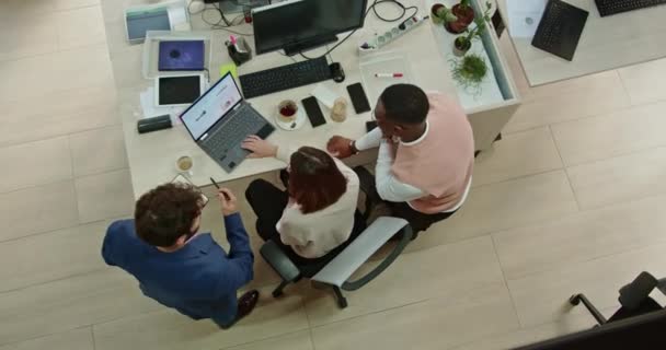 Overhead Syn Multietniskt Business Team Brainstorming Och Samarbeta Projekt För — Stockvideo