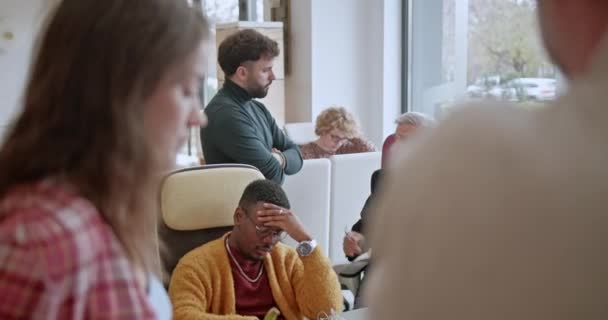 Grupo Empresarios Multiétnicos Está Discutiendo Trabajo Entorno Oficina Colaborativa Mostrando — Vídeos de Stock