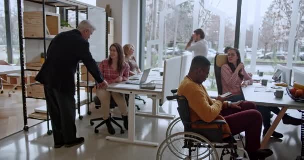 Grupo Multirraciais Com Idades Diferentes Trabalhadores Escritório Incluindo Usuário Cadeira — Vídeo de Stock